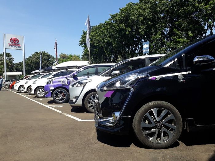 Deretan mobil peserta touring dari TKCI, Velozity dan Tosca