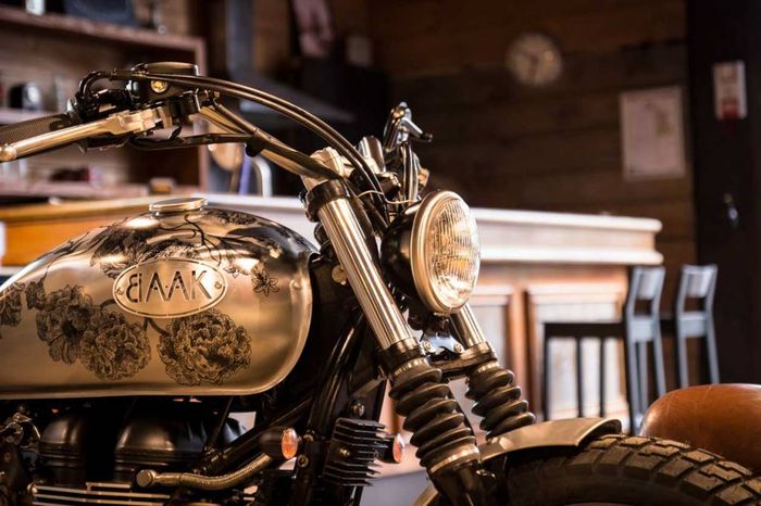 Triumph Bonneville custom tracker hasil garapan BAAK Motorcycles