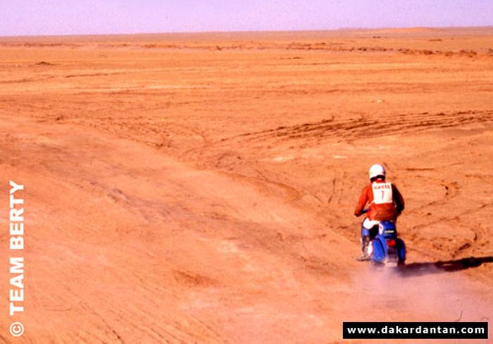 Pereli Vespa di Reli Paris-Dakar 1980 saat melewati gurun pada salah satu stage