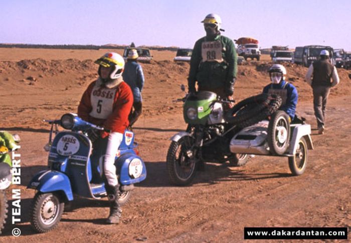 Yvan Tcherniavsky saat persiapan menuju stage selanjutnya di ajang Reli Paris-Dakar 1980