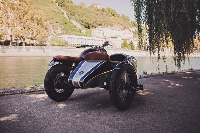Triumph Bonneville bersespan hasil custom kru BAAK Motorcycles
