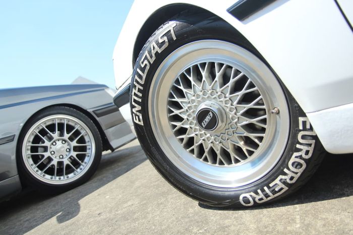 Bisa pasanag pelek diameter besar dan lebar, atau diameter kecil tapi seusia dengan tahun mobilnya