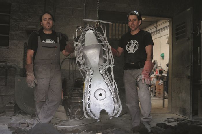 Kru Valtoron saat pembuatan bodi monocoque Ducati XDiavel yang dibuat secara manual