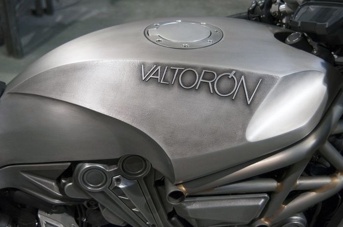 Ducati XDiavel &ldquo;La Impetuosa 1262&rdquo; custom dragster besutan Valtoron