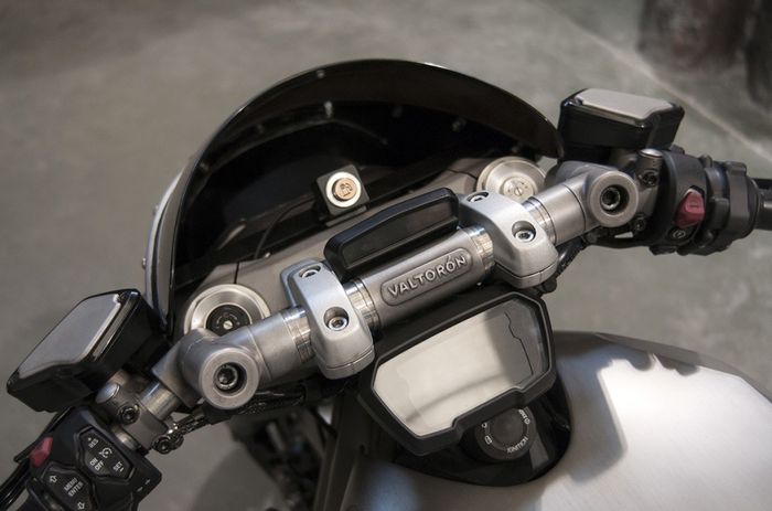 Ducati XDiavel &ldquo;La Impetuosa 1262&rdquo; custom dragster besutan Valtoron