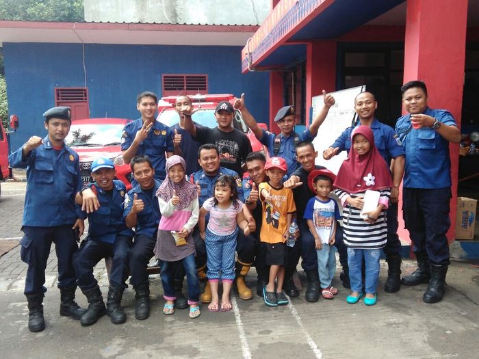 Anak-anak foto bersama anggota Damkar
