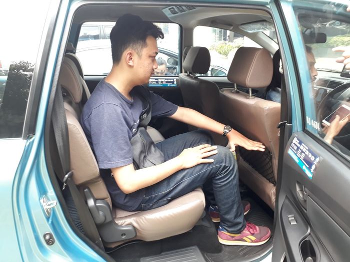 Merasakan duduk di taksi MPV