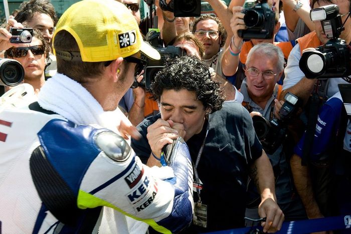 Maradona sering hadir memberi dukungan ke Valentino Rossi