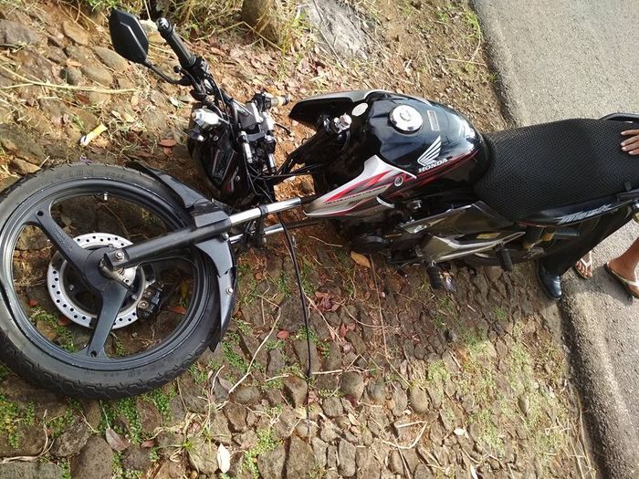 Honda Tiger mengalami kecelakaan sujud di pinggir jalan