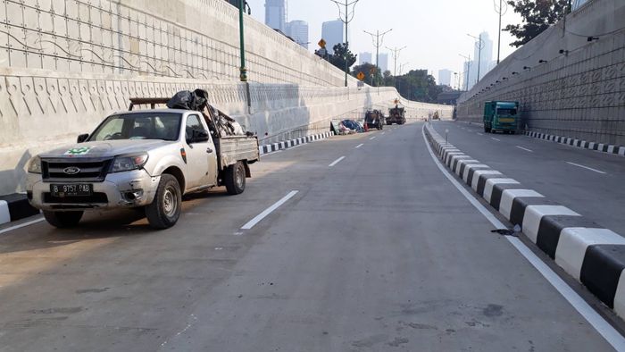 Beberapa kendaraan proyek terlihat masih terparkir di sekitaran underpass Mampang-Kuningan