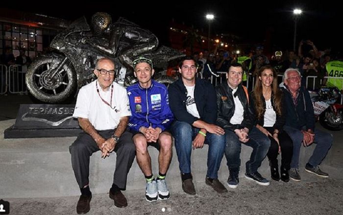 Rossi dan CEO Dorna Sports, Carmelo Ezpelata  berpose di belakang patung milik The Doctor.