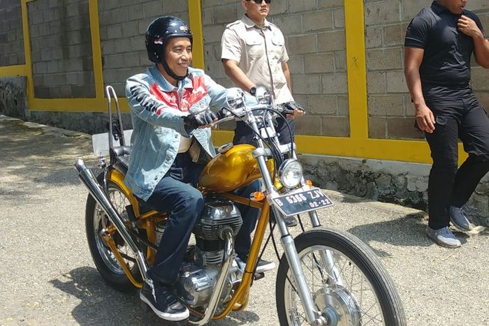 Presiden Joko Widodo mengendarai motor choppernya dengan helm Elders Bantam