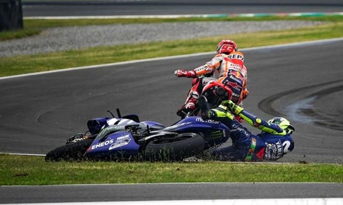 Marc Marquez senggol Valentino Rossi di MotoGP Argentina 2018 dan membuatnya terjatuh
