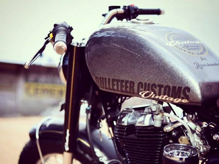 Royal Enfield 350 custom old school bobber besutan Bulleteer Customs