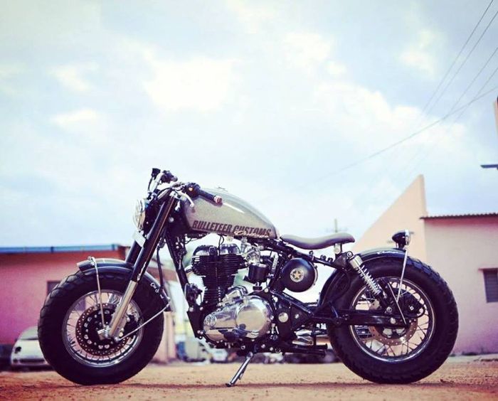 Royal Enfield 350 custom old school bobber besutan Bulleteer Customs