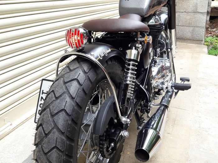 Royal Enfield 350 custom old school bobber besutan Bulleteer Customs