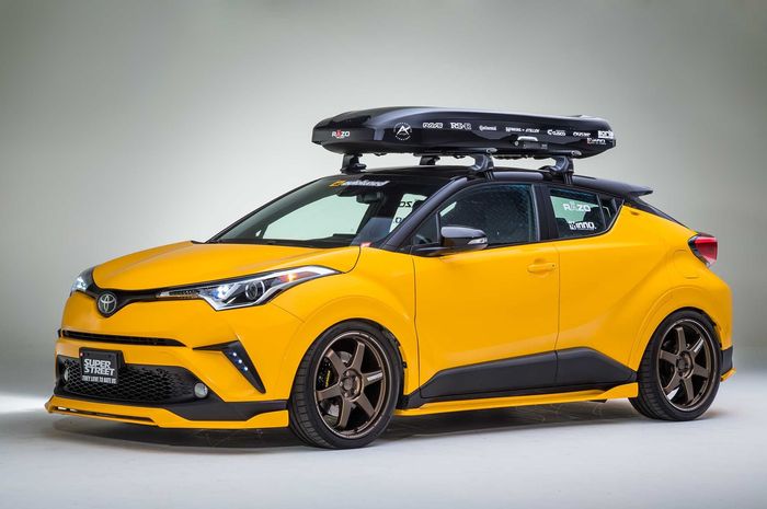 Toyota C-HR dengan kelir kuning dan roof box