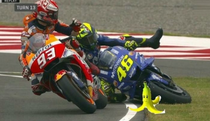 Valentino Rossi jatuh karena kepleset pisang
