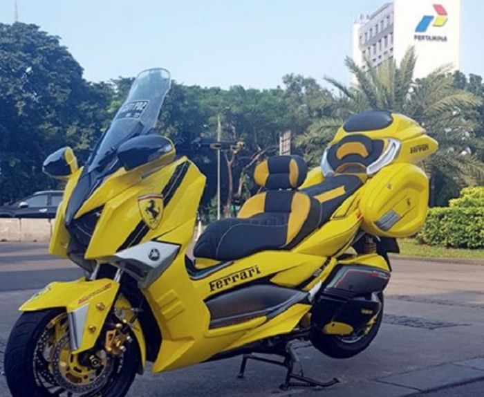 Yamaha XMAX kuning beraksen Ferrari