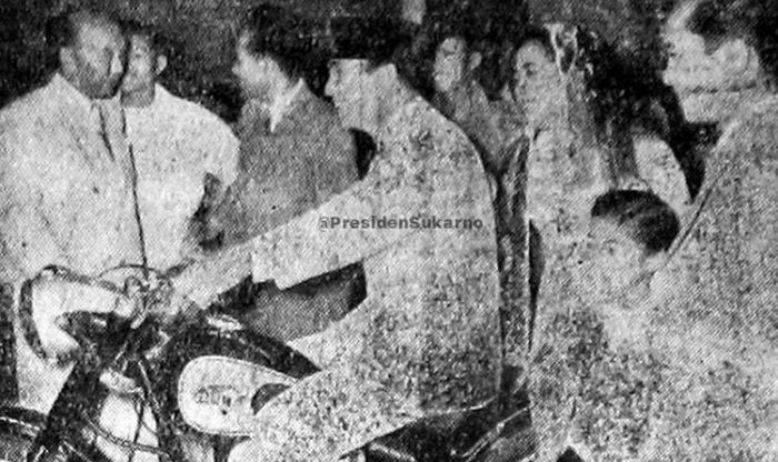 Presiden pertama Indonesia, Soekarno saat menunggangi motor.