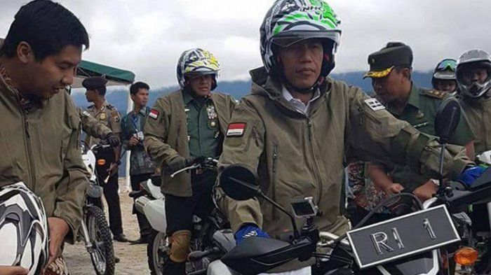 Presiden Joko Widodo mengenakan jaket TAD Shark Skin