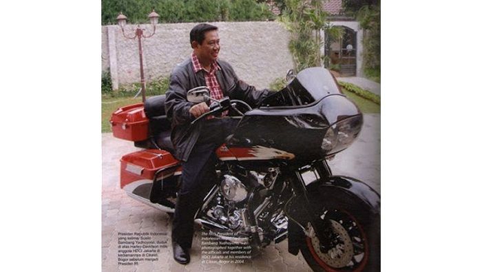 Presiden Susilo Bambang Yudhoyono (SBY) tampil gagah bersama dengan motor Harley Davidson