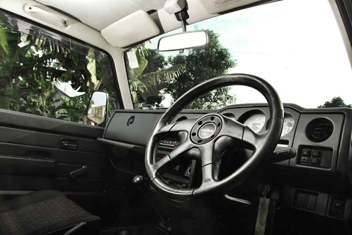 Penampilan interior jip ini nyaris sama dengan Caribian