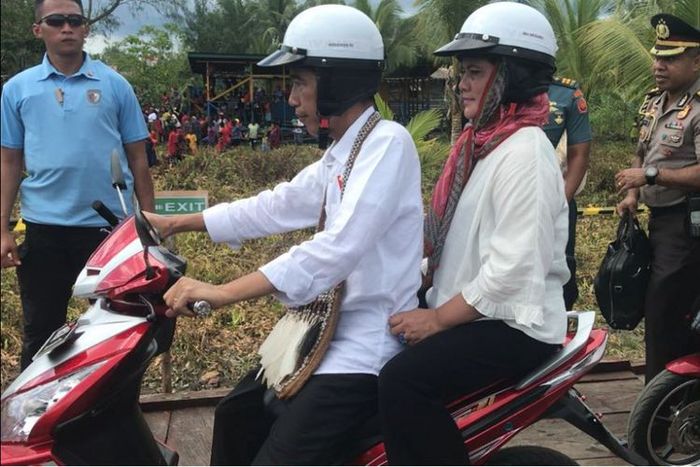 Jokowi blusukan naik motor listrik di Papua