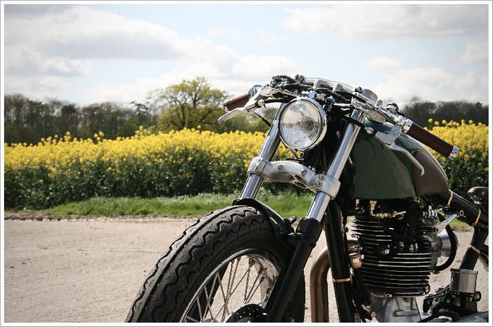 Roya Enfield Bullet Electra custom boardtracker-bobber besutan Old Empire Motorcycles