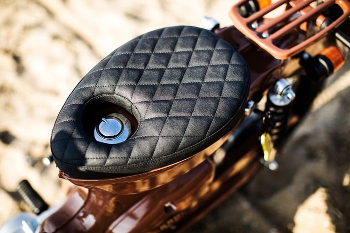 Modifikasi jok di Super 50 custom surfer cub besutan KRUK