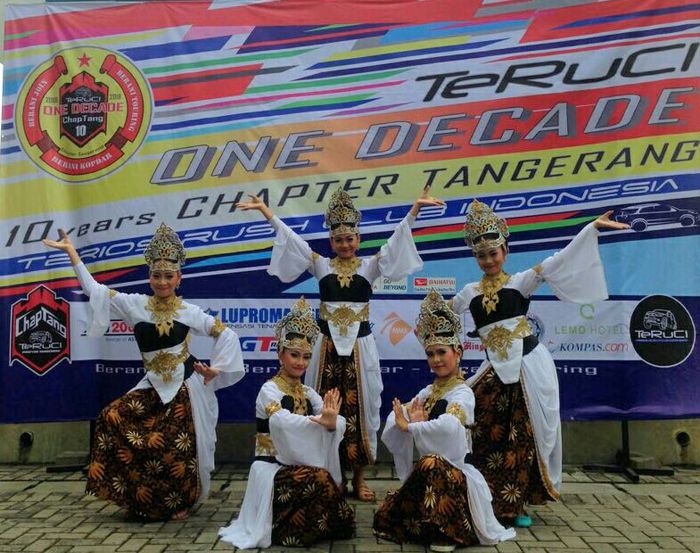 Para penari Lenggang Cisadane di acara Anniversary TeRuCI Chaptang
