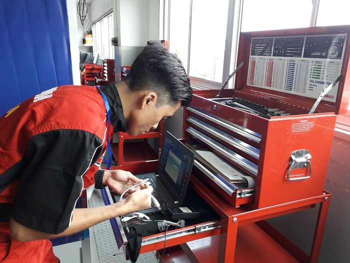 Salah satu peserta sedang lakukan pengecekan tools