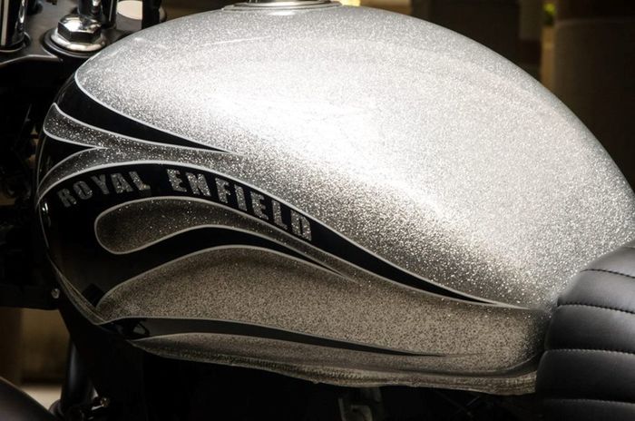 Royal Enfield Thunderbird &ldquo;Quick Silver&rdquo; besutan Eimor Customs