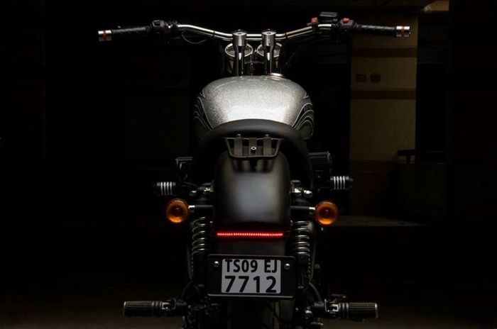 Royal Enfield Thunderbird &ldquo;Quick Silver&rdquo; besutan Eimor Customs
