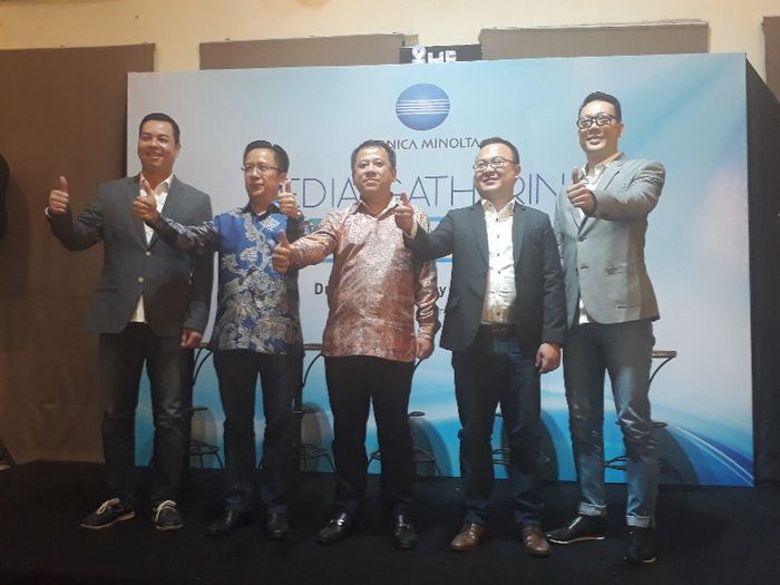 Jajaran Direksi PT Global Auto International dalam konferensi pers di Kebayoran Baru, Jakarta Selatan
