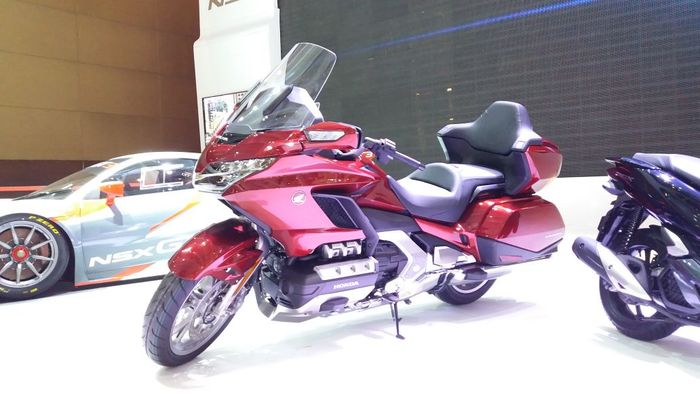 Honda Goldwing Tour, bermesin 1.832cc dengan transmisi DCT