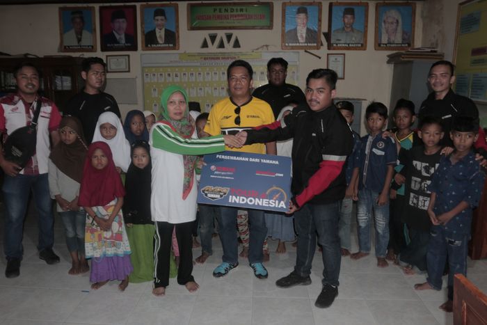 Tim MAXI YAMAHA Tour de Indonesia saat menyerahkan donasi di Panti Asuhan  Ihyaun Nufus