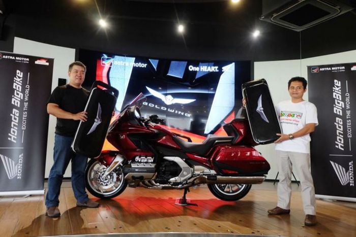 Dua pembeli Pertama Honda Gold Wing 2018 dalam acara penyerahan simbolis