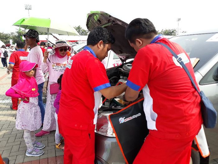 Kepala toko shop &amp; drive mengganti aki mobil peserta