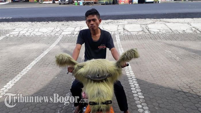 Jamal di atas motor modif gaya 