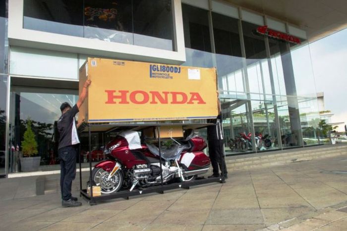 Unboxing unit Honda Gold Wing saat acara penyerahan kepada dua pembeli pertama
