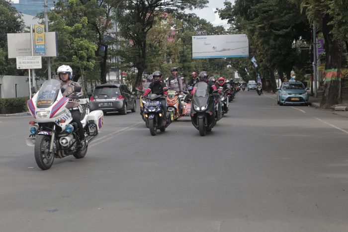 Pengawalan kepada tim MAXI YAMAHA Tour de Indonesi. Seperti Ini Caranya Kalau Mau Dikawal Voorijder dari Kepolisian