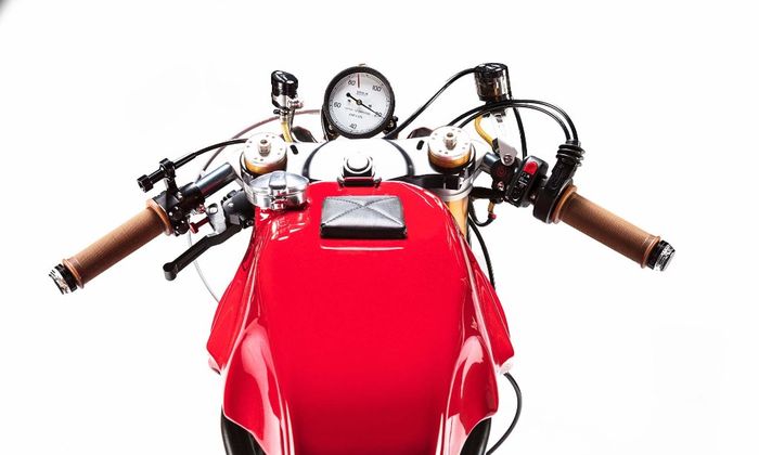 Ducati 750 Sport Untuk ulang tahun Alpinestar ke-55 hasil desain Michael Woolaway