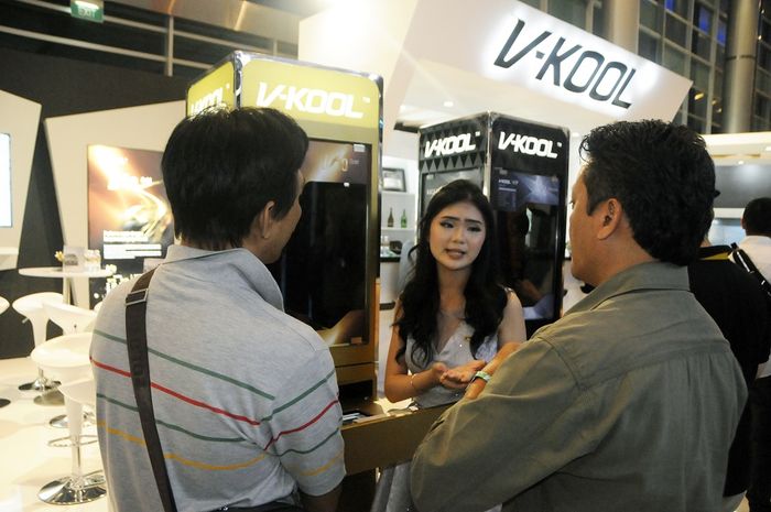 Pengunjung mendapat penjelasan produk di booth V-Kool