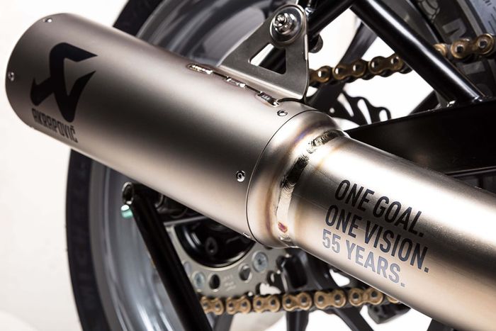 Ducati 750 Sport Untuk ulang tahun Alpinestar ke-55 hasil desain Michael Woolaway