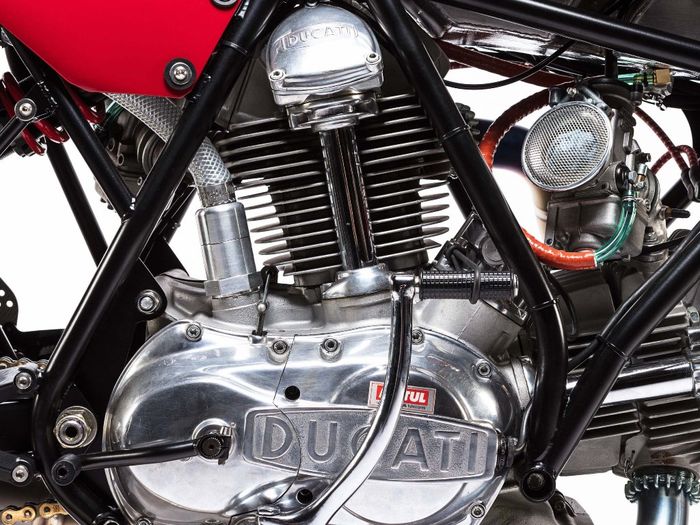 Ducati 750 Sport Untuk ulang tahun Alpinestar ke-55 hasil desain Michael Woolaway