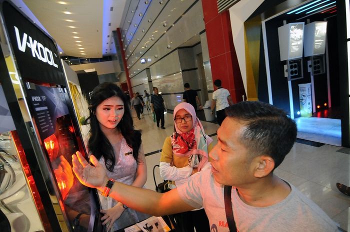 Pengunjung merasakan performa V-Kool melalui alat peraga yang disediakan