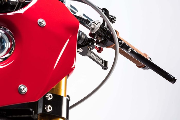 Ducati 750 Sport Untuk ulang tahun Alpinestar ke-55 hasil desain Michael Woolaway