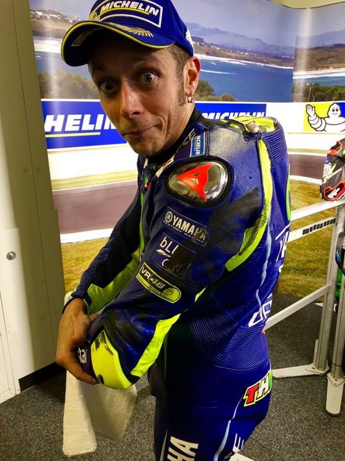Rossi menunjukkan wearpack yang disenggol roda depan Marc