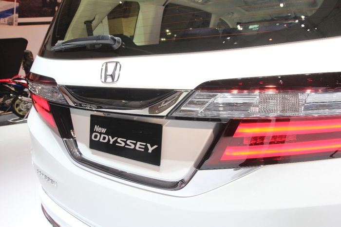Rear license garnish Honda Odyssey